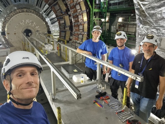 Dismantling the CMS beam vacuum system for the HL-LHC upgrade